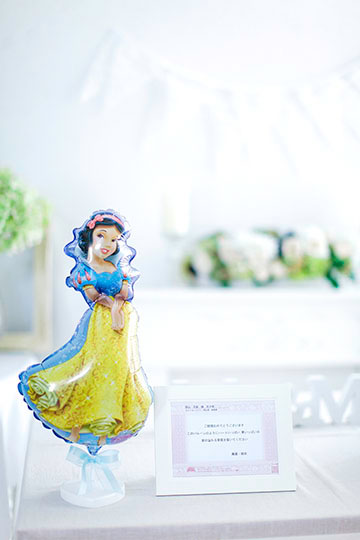 【結婚式 バルーン電報】ディズニー電報（卓上）/白雪姫: 結婚式へメッセージをバルーンに添えて贈るバルーン電報｜バルーン電報・バルーンギフト